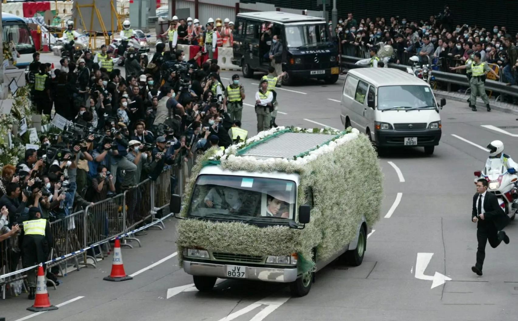 20年前张国荣葬礼，来了整个香港娱乐圈，唯独少了他们三个！