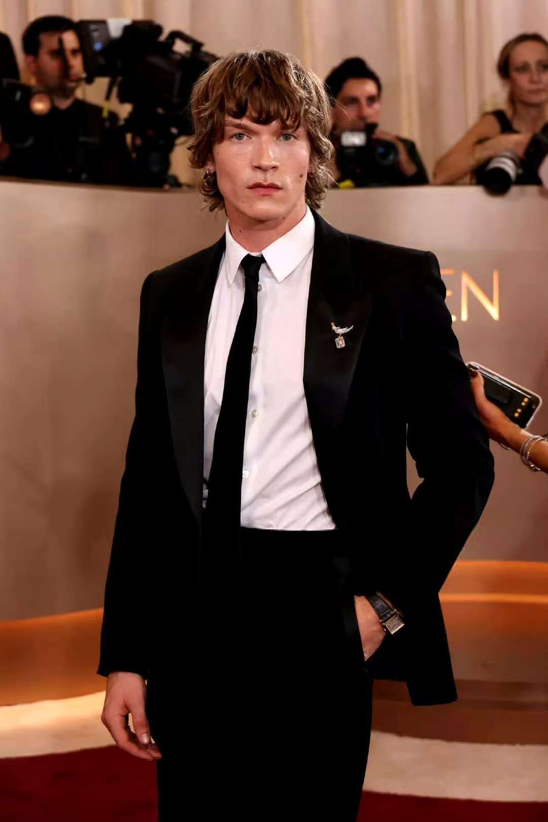 男明星红毯穿搭_女明星黑色礼服_金球奖红毯造型