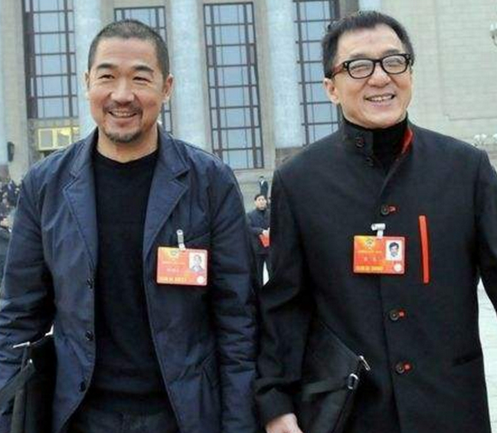 贾玲鹿晗对比照_娱乐圈明星合照分析_娱乐圈最诡异合影