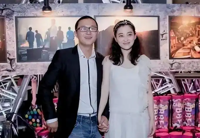 娱乐圈模范夫妻_娱乐圈夫妻有哪些照片_明星配偶爱情故事