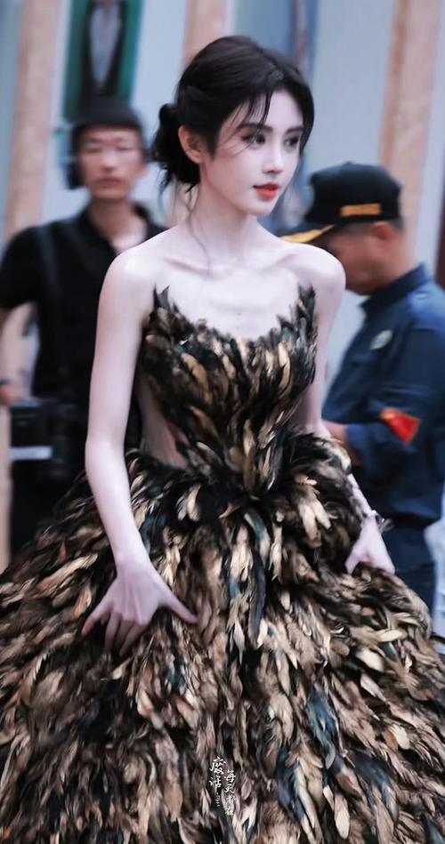 别再P图了！大牙女明星惊艳上海时装周，这辨识度才是高级美