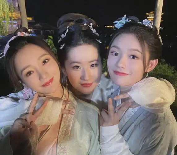 女星奇葩睡姿揭秘_杨超越宋茜林允许佳琪周迅_女明星睡姿照片