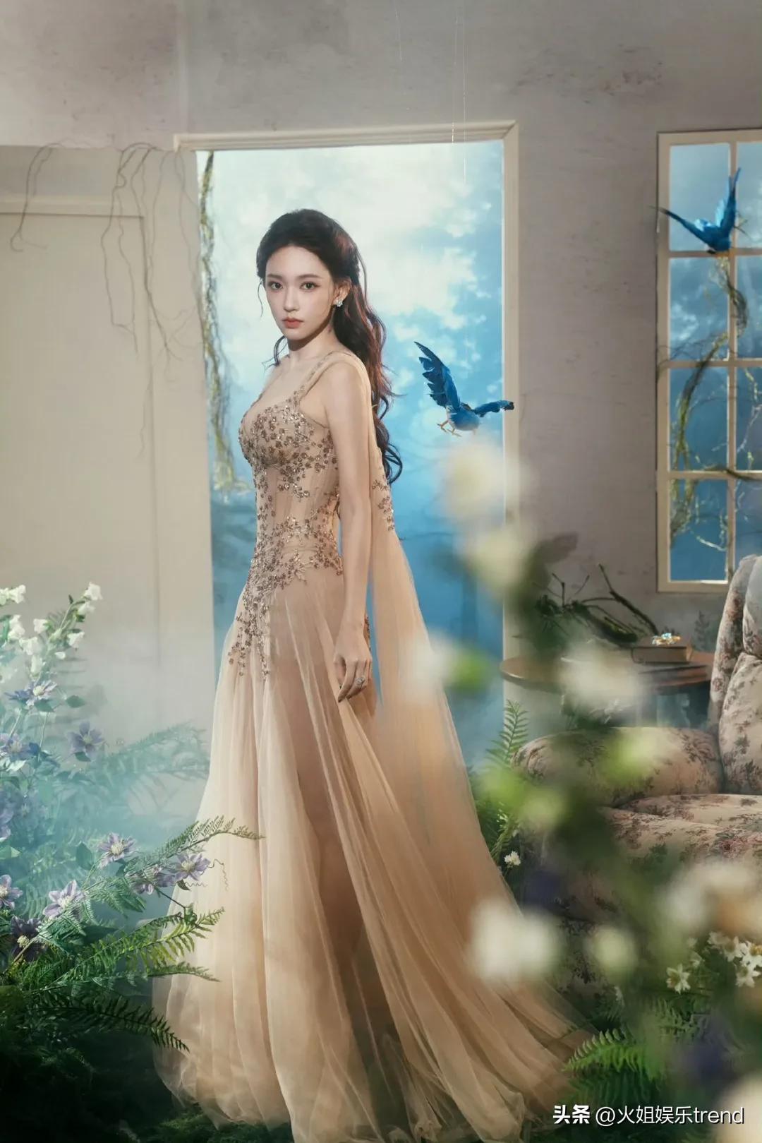 红露肩晚礼服_晚装女明星_暗夜玫瑰气质