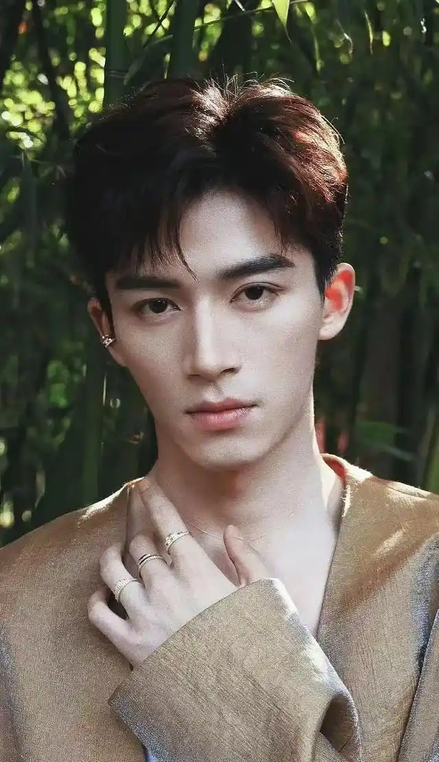 王星越演艺经历_刚走红被曝明星黑料,_王星越年龄造假事件