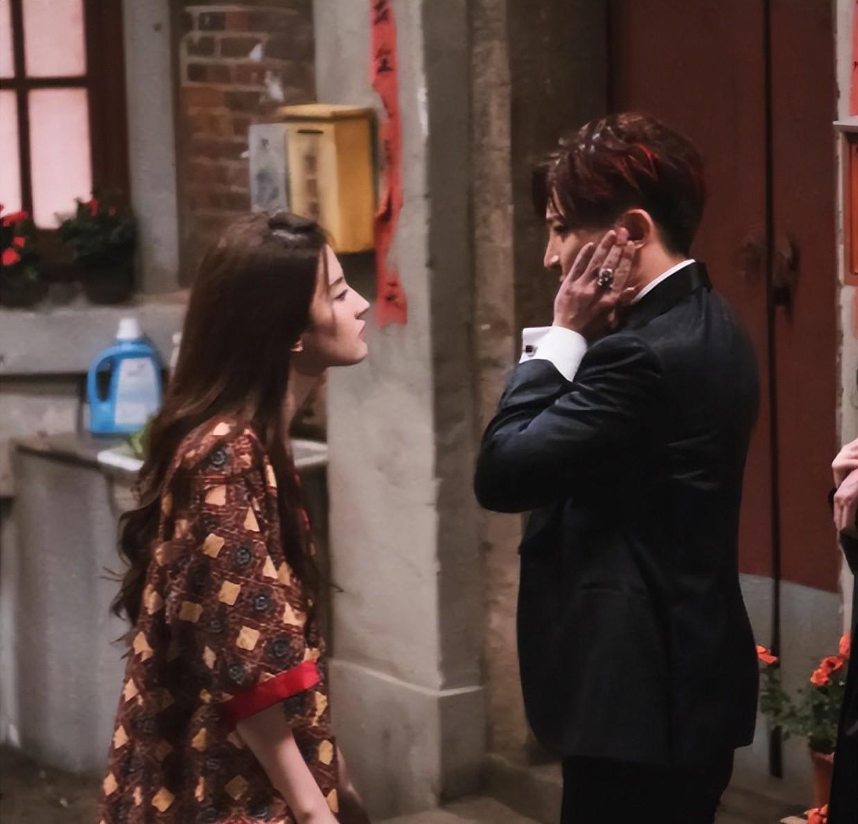 女明星真实生活与银幕形象差异_背后的女明星_女明星抽烟人设反差